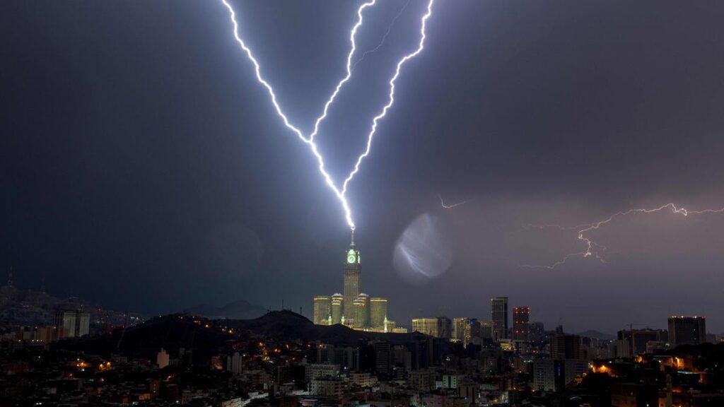 Severe Thunderstorm Strikes Makkah: Pilgrims Take Shelter, Schools Shut Amidst Heavy Rain and Lightning