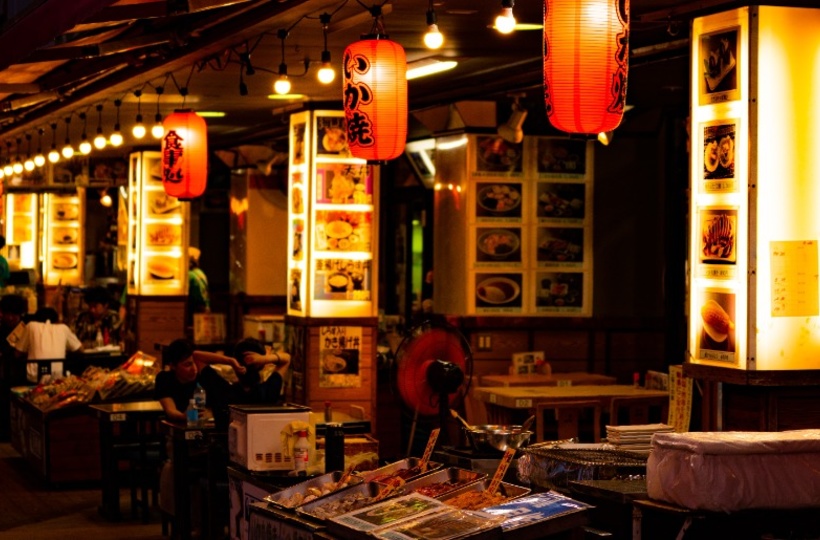 Chinese Restaurant Closed After Controversial Videos of Male Waiters Feeding Women Mouth to Mouth