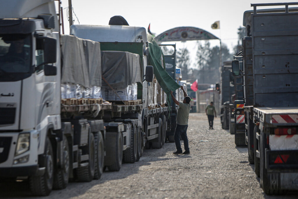Gaza Receives 33 Aid Trucks, But UN Calls for a "Much Larger" Volume