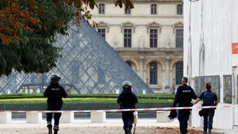 Louvre Museum in Paris Evacuated and Closed for Security Amidst High Alert