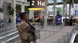 "Knife Attack at Paris's Gare de Lyon: Three Injured, Suspect Apprehended"