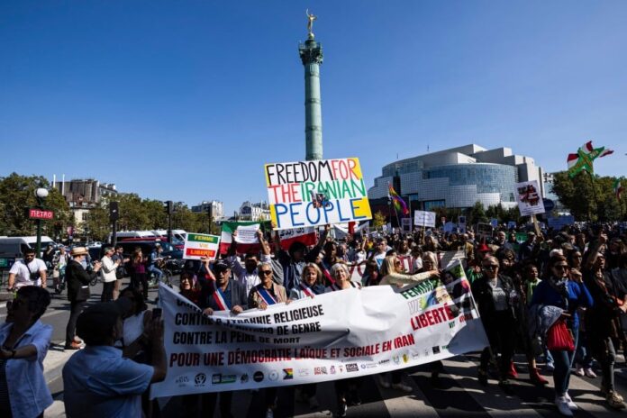 Hundreds Rally in Paris to Support Iranian Women's Rights, Marking Two Years Since Mahsa Amini's Death