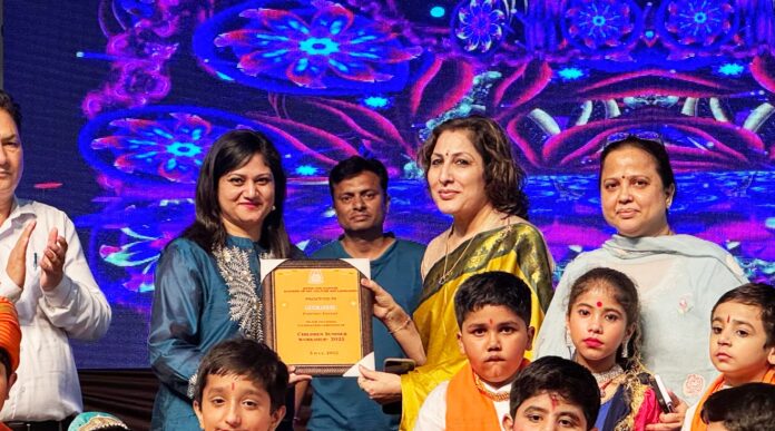 Mahua Gupta and Suresh Sharma Guide Young Talent at J&K’s Grand Summer Art Workshop Finale
